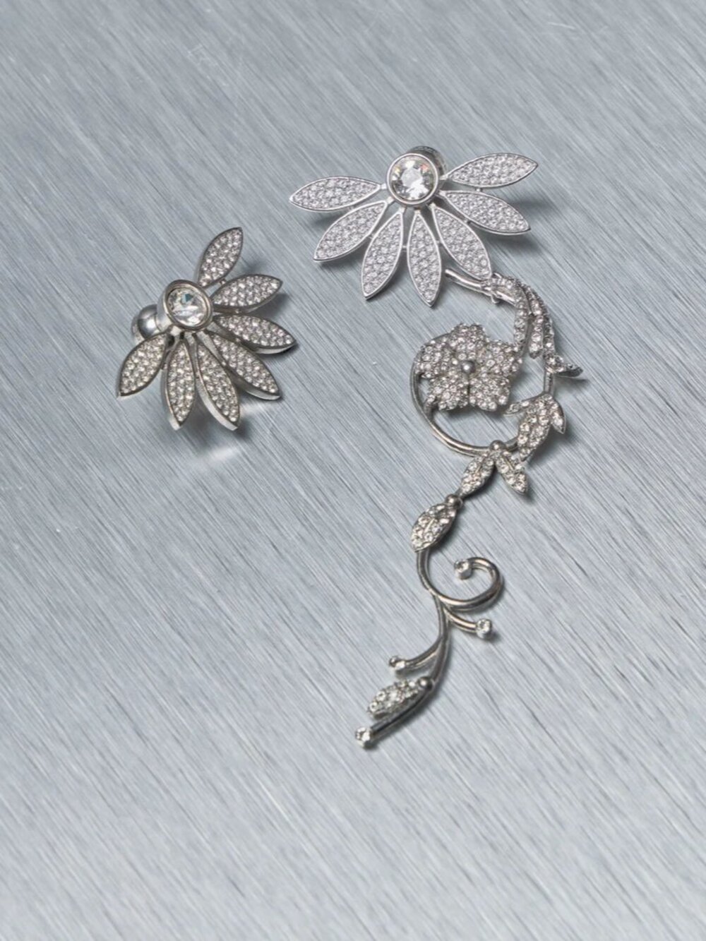 Burberry Crystal Daisy Asymmetrical Runway Earrings Palladium Floral - Picture 2 of 5